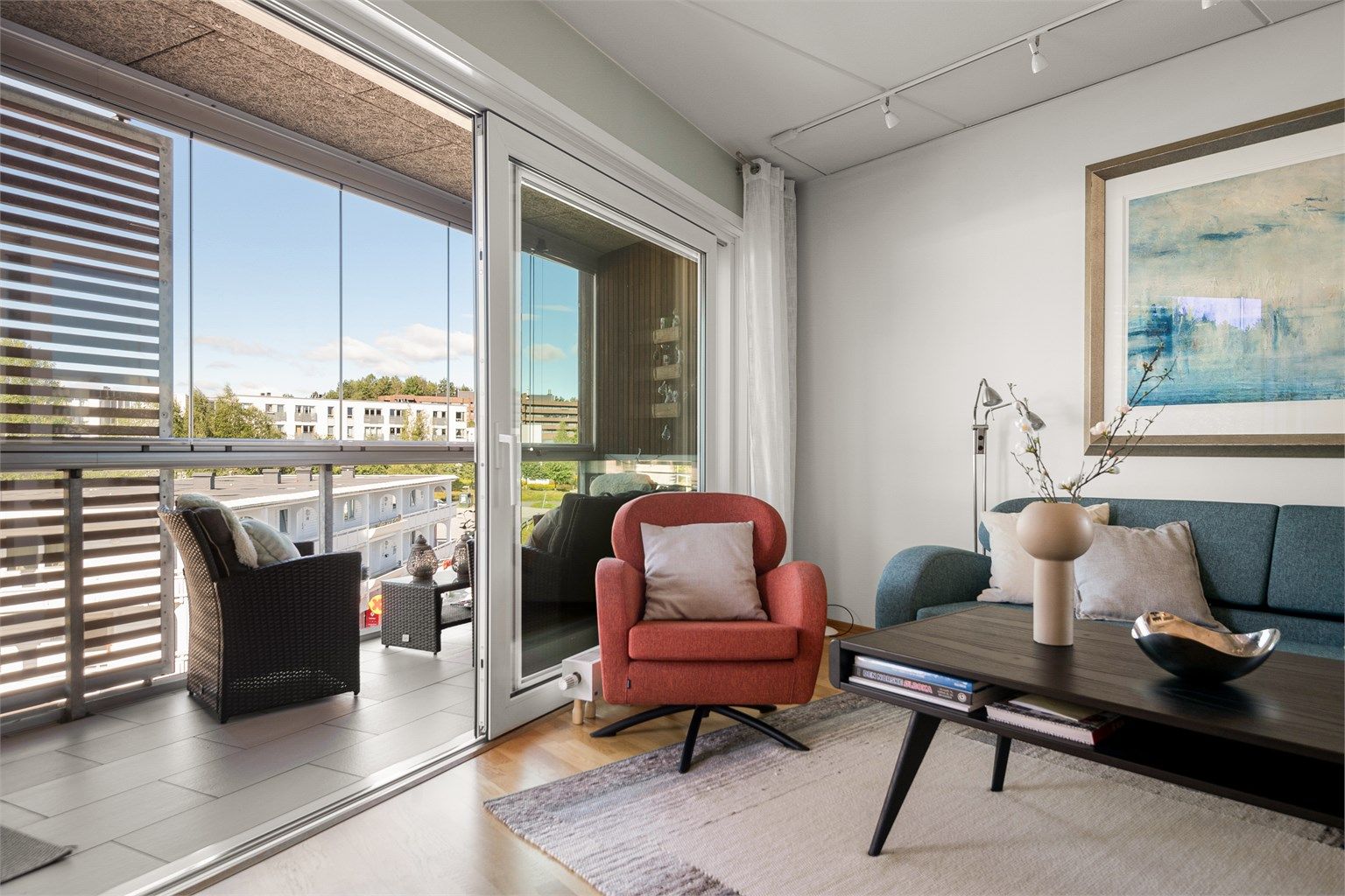 Utgang fra stuen til solrik vestvendt uteplass med innglassing som kan trekkes til sidene. 