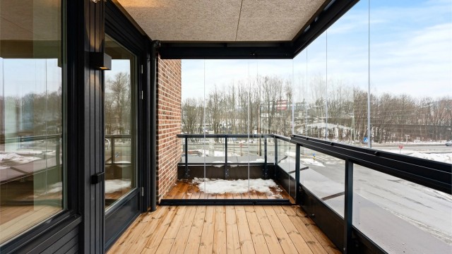 Helt ny (2026) 2-roms selveierleilighet med innglasset balkong og balkong. Foto: Zovenfra AS
