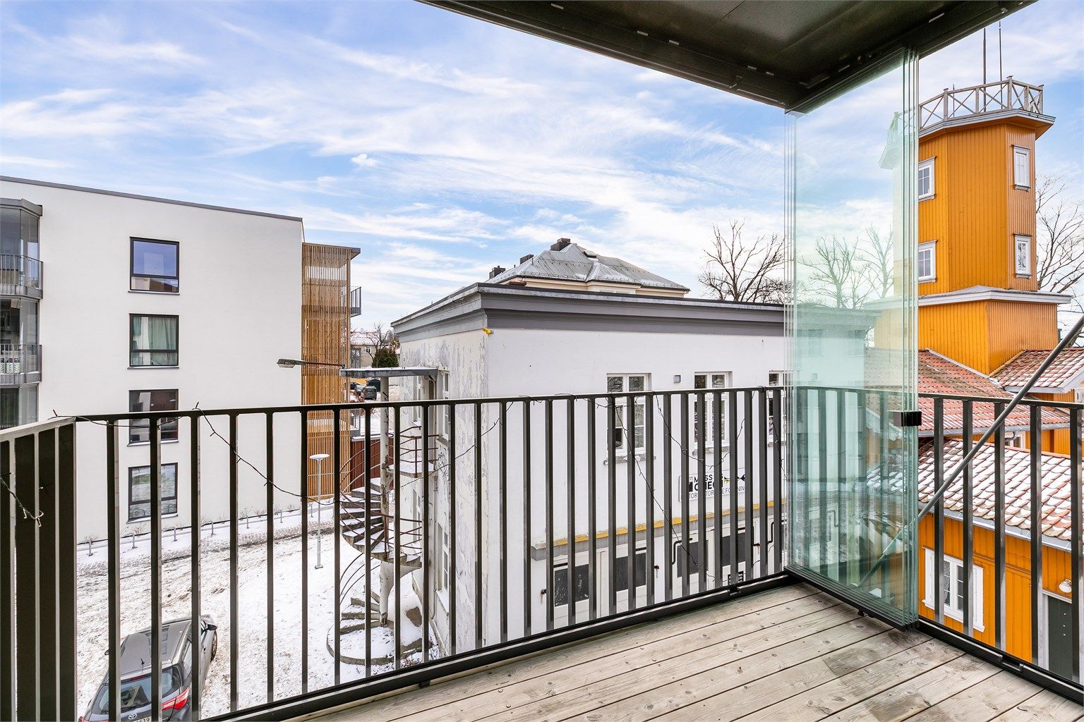 Skjermende glass er montert på to sider av balkongen. Disse utvider balkongens bruksmuligheter betydelig og kan enkelt trekkes ut eller foldes sammen. Fotograf; Børge Oppegård.