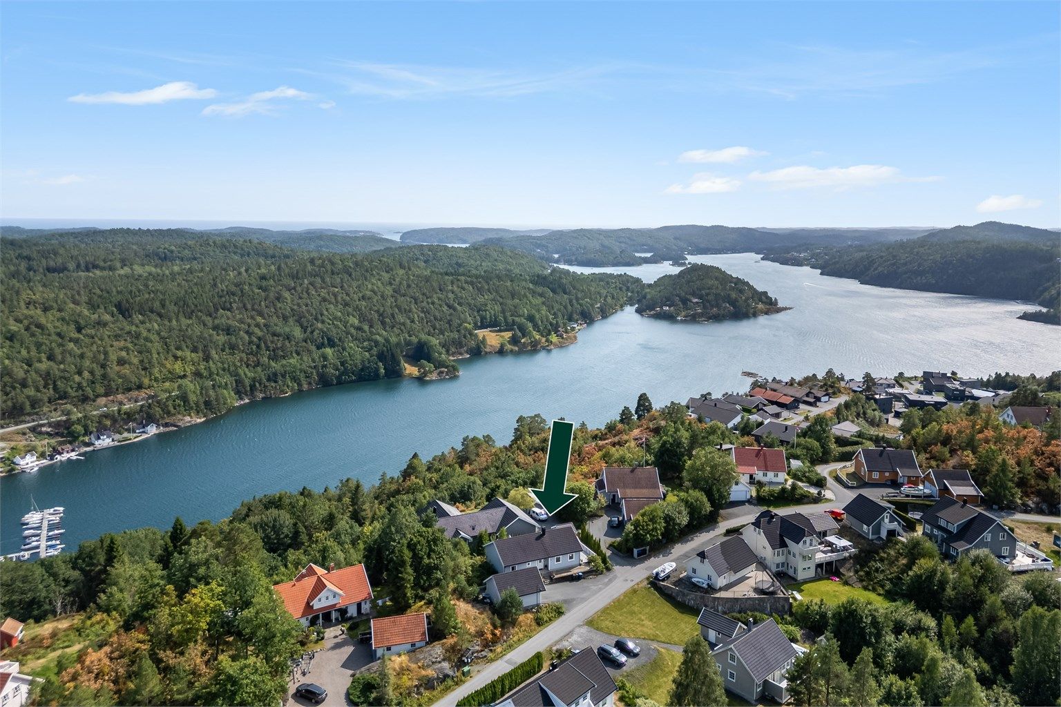 Valbergheia ligger sentralt og sjønært til. Tvedestrandsfjorden i siktet. 
