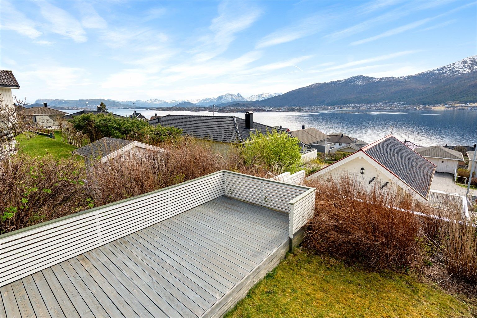 En av flere terrasser som gir gode muligheter for å nyte utelivet og den fine utsikten.