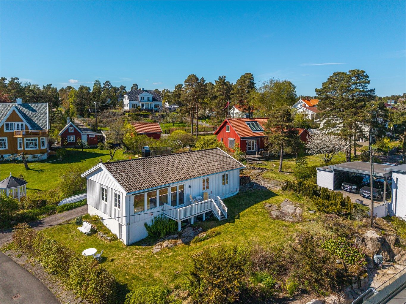 Eiendommen ligger i et rolig og etablert boligområde med nærhet til sjøen.