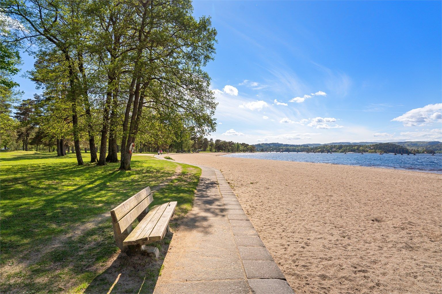 Området har en større strand og er en populær og attraktiv plass på sommeren. 