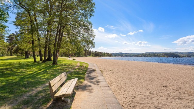 Området har en større strand og er en populær og attraktiv plass på sommeren.