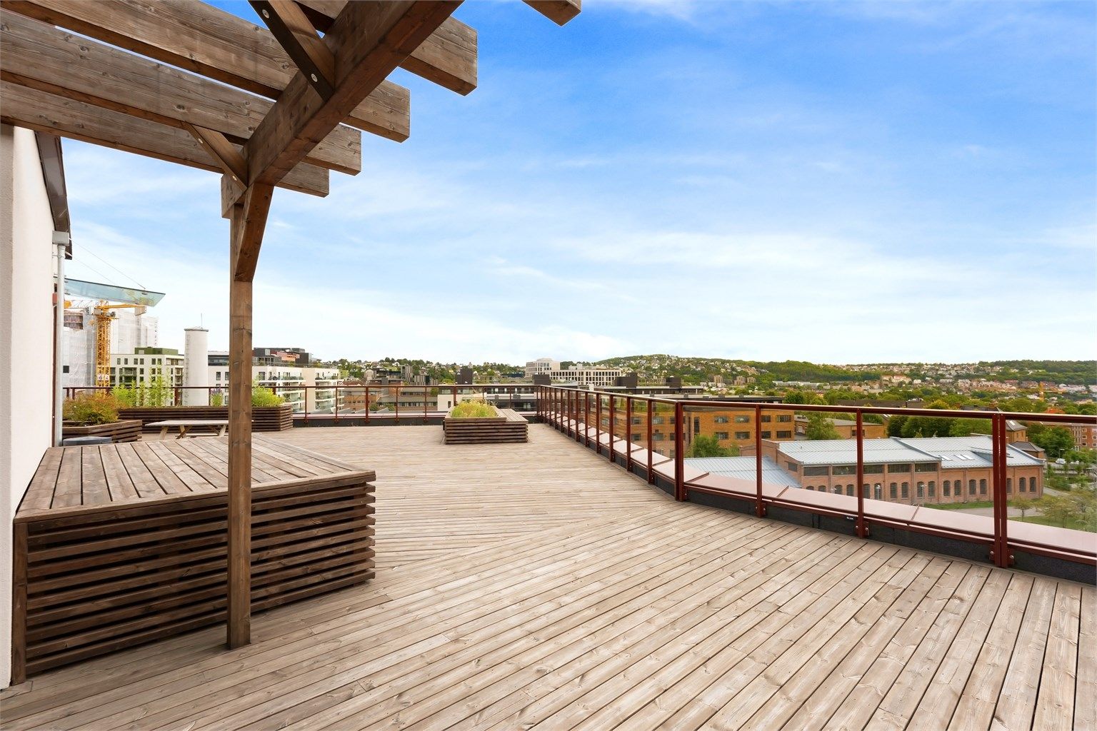 Fra takterrassen i 7. etasje har man en åpen utsikt over nærområdet.