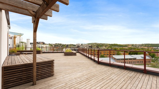Fra takterrassen i 7. etasje har man en åpen utsikt over nærområdet.
