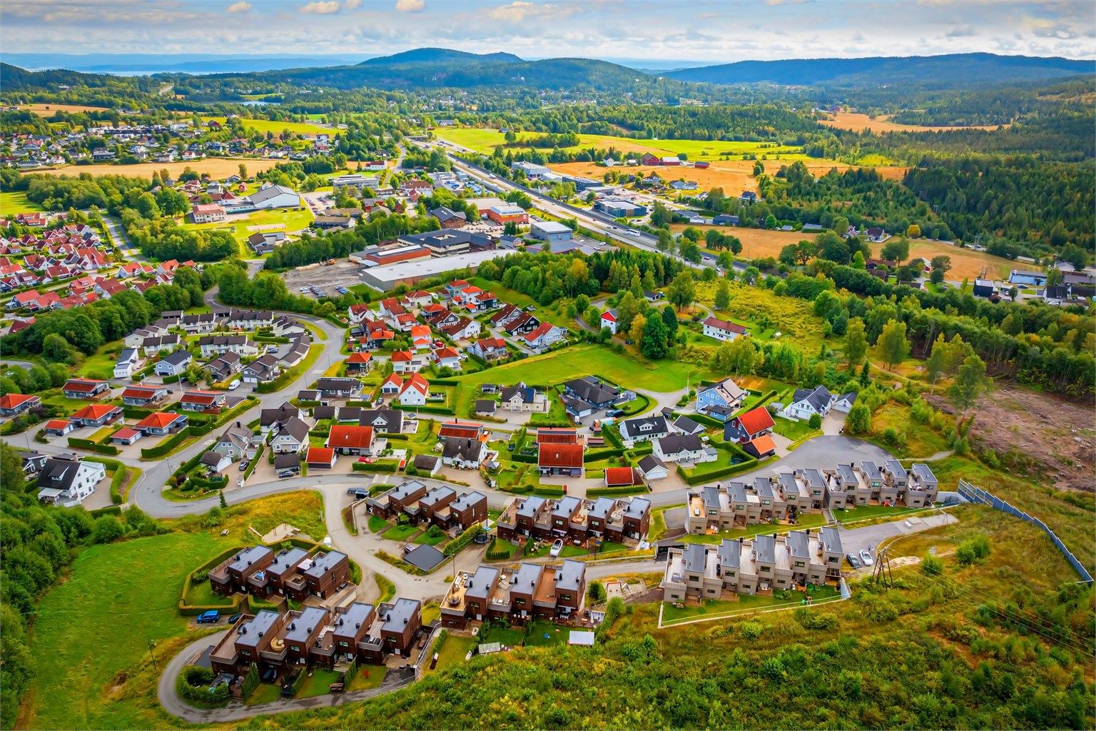 Fra Lierskogen er det kun 10 minutter til Asker sentrum og 15 minutter til Drammen.