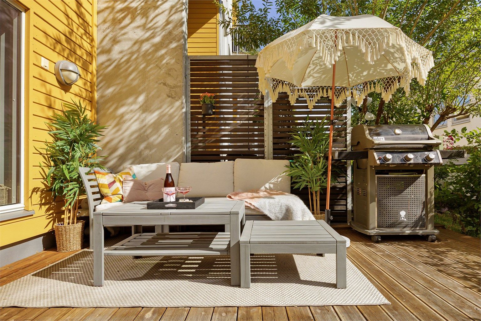 Din egen plass i sola. Terrassen vender mot sydvest så her har du sol fra ca. kl. 10.00 til 20.00 - Foto: Eiendomsfoto 