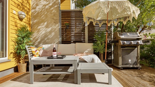 Din egen plass i sola. Terrassen vender mot sydvest så her har du sol fra ca. kl. 10.00 til 20.00 - Foto: Eiendomsfoto