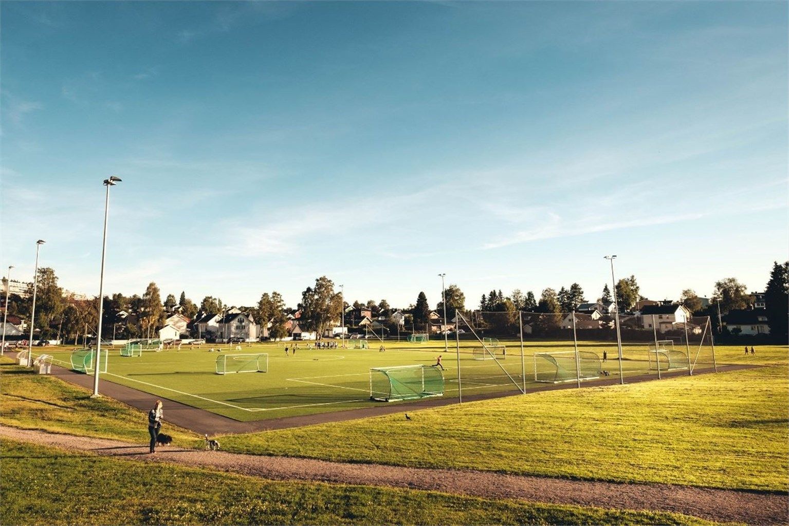 Myrerjordet ligger i enden av Nordhagaveien med stor kunstgressbane, sandbane, treningspark og løpebane