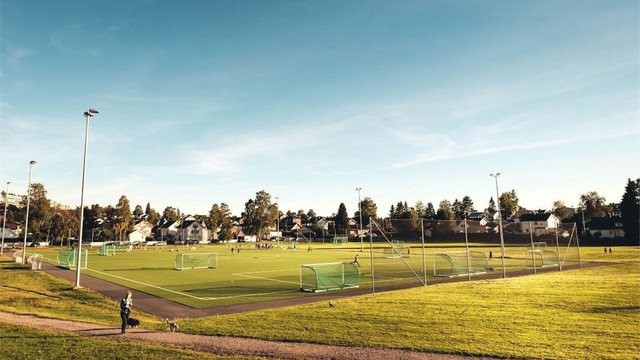 Myrerjordet ligger i enden av Nordhagaveien med stor kunstgressbane, sandbane, treningspark og løpebane