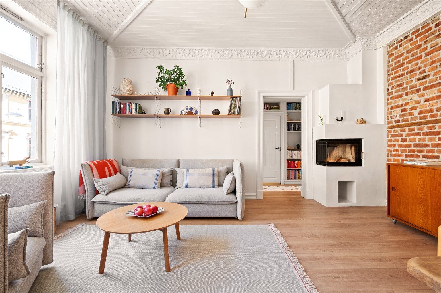 Peisovnen og en unik teglsteinsvegg skaper en lun og hyggelig atmosfære. 