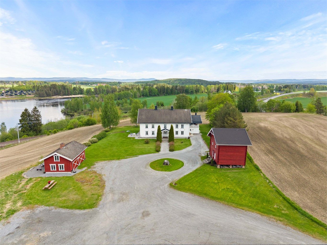 Eiendommen ligger i et åpent og vakkert kulturlandskap i Nes kommune.