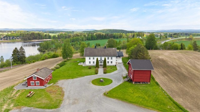 Eiendommen ligger i et åpent og vakkert kulturlandskap i Nes kommune.