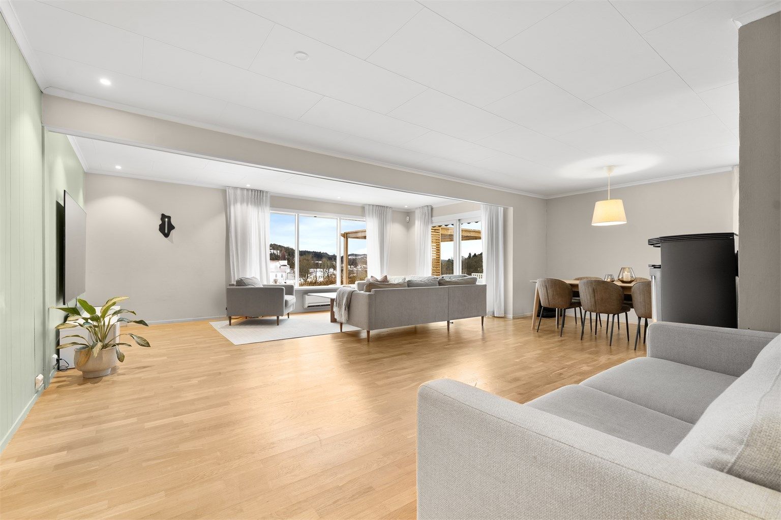 Videre kommer du inn til boligens stue. Lys og lett med plass til flere sittegrupper