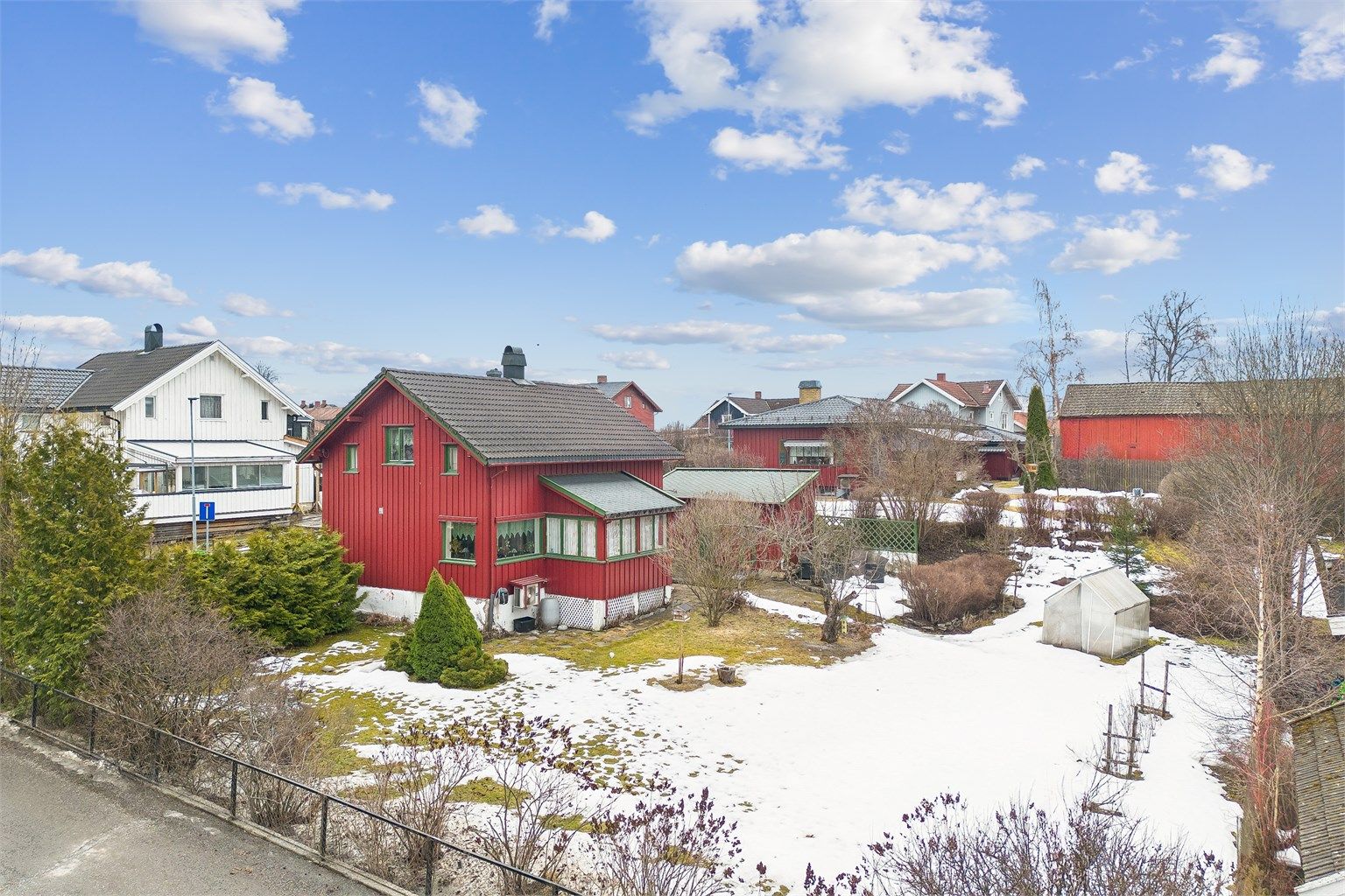 Velkommen til Enerhaugvegen 31 - Sentrumsnær enebolig med mye potensiale. 