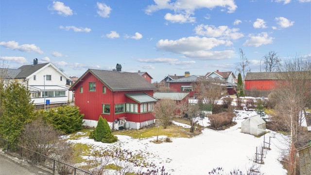 Velkommen til Enerhaugvegen 31 - Sentrumsnær enebolig med mye potensiale.