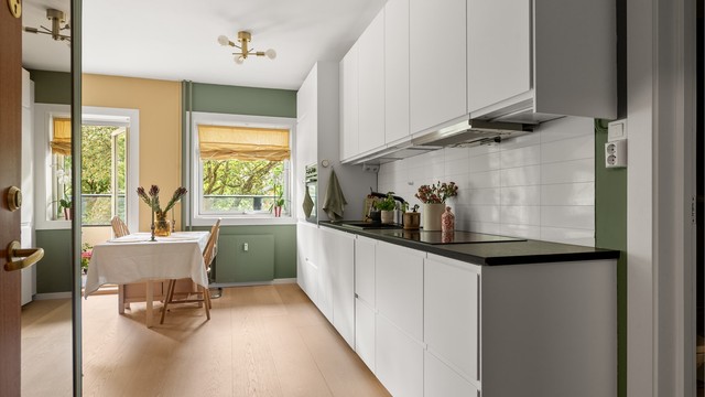 Det er godt med oppbevaringsplass i både benke- og overskap. Lettstelt benkeplate av laminat, og belysning over kjøkkenbenken.