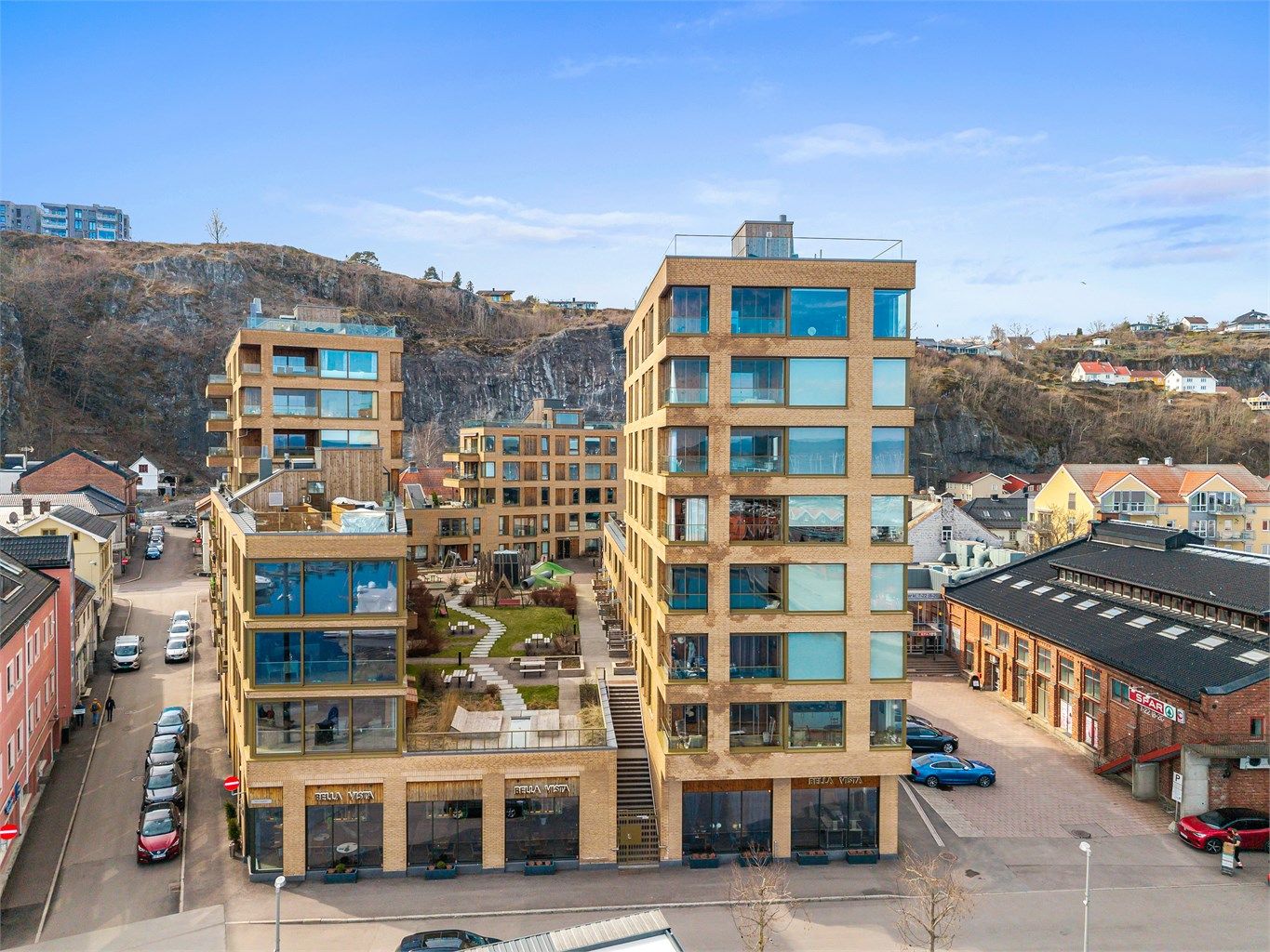 Bygget ligger sentralt med butikker og servicetilbud som Spar og apotek kun et par minutters gange unna.