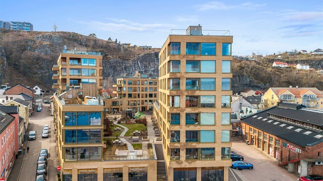 Bygget ligger sentralt med butikker og servicetilbud som Spar og apotek kun et par minutters gange unna.