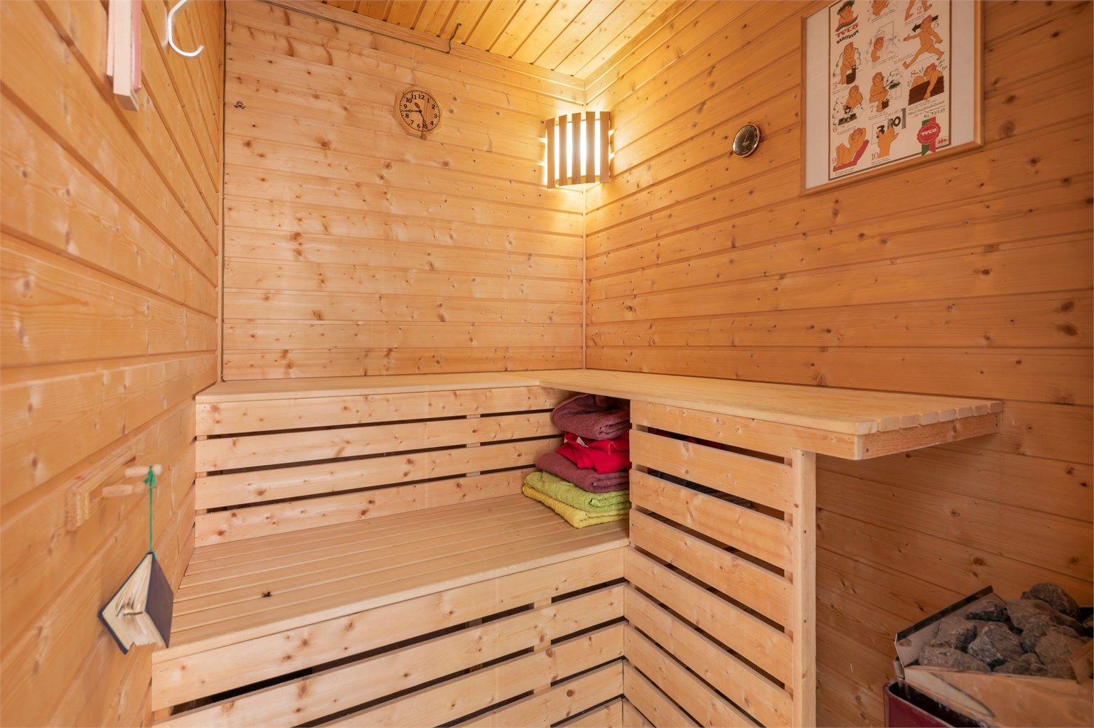 Rommet er også utstyrt med badstue – en herlig luksus i hverdagen!