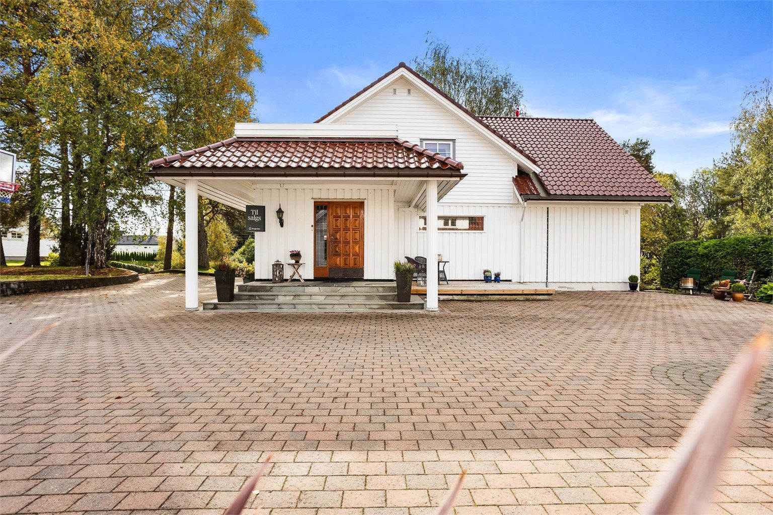 Eiendomsmegler Krogsveen v. Marcus Grundy har gleden av å ønske velkommen til Svarverudvegen 230!