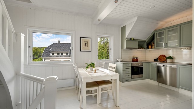 Kjøkkenet er et lyst og trivelig rom med vinduer som gir godt med dagslys.