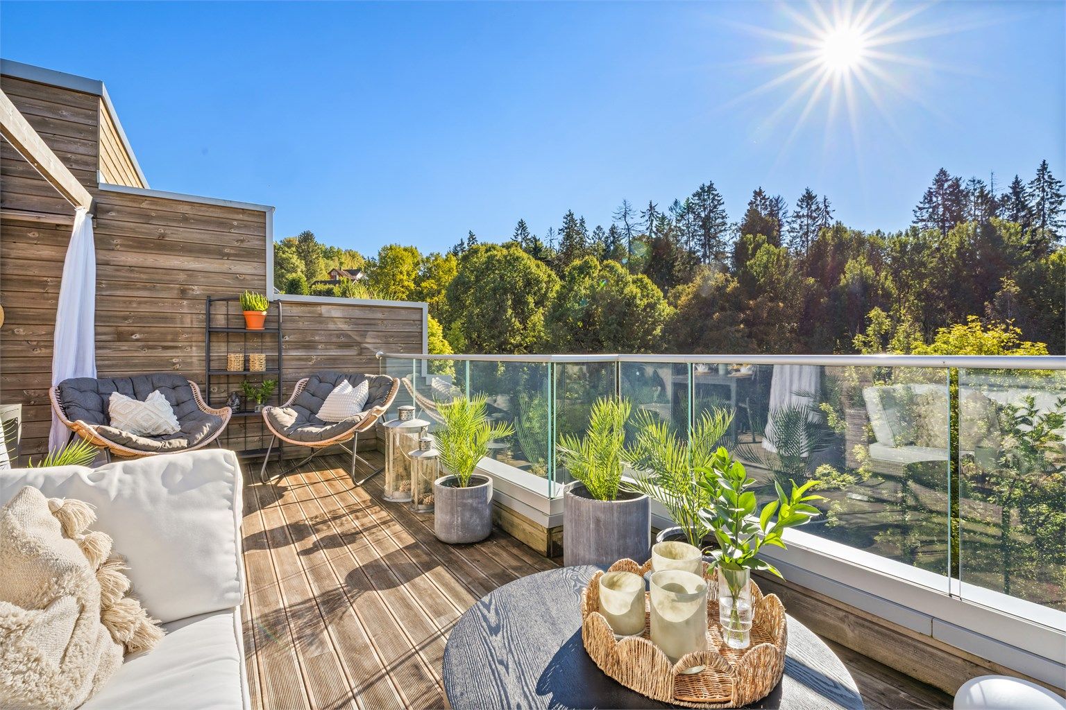 Velkommen til Leirskallbakken 27 - et idyllisk beliggende enderekkehus fra 2019 med solrik takterrasse og carport, tilhørende Munkerud barneskole.