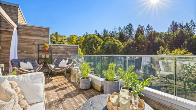 Velkommen til Leirskallbakken 27 - et idyllisk beliggende enderekkehus fra 2019 med solrik takterrasse og carport, tilhørende Munkerud barneskole.