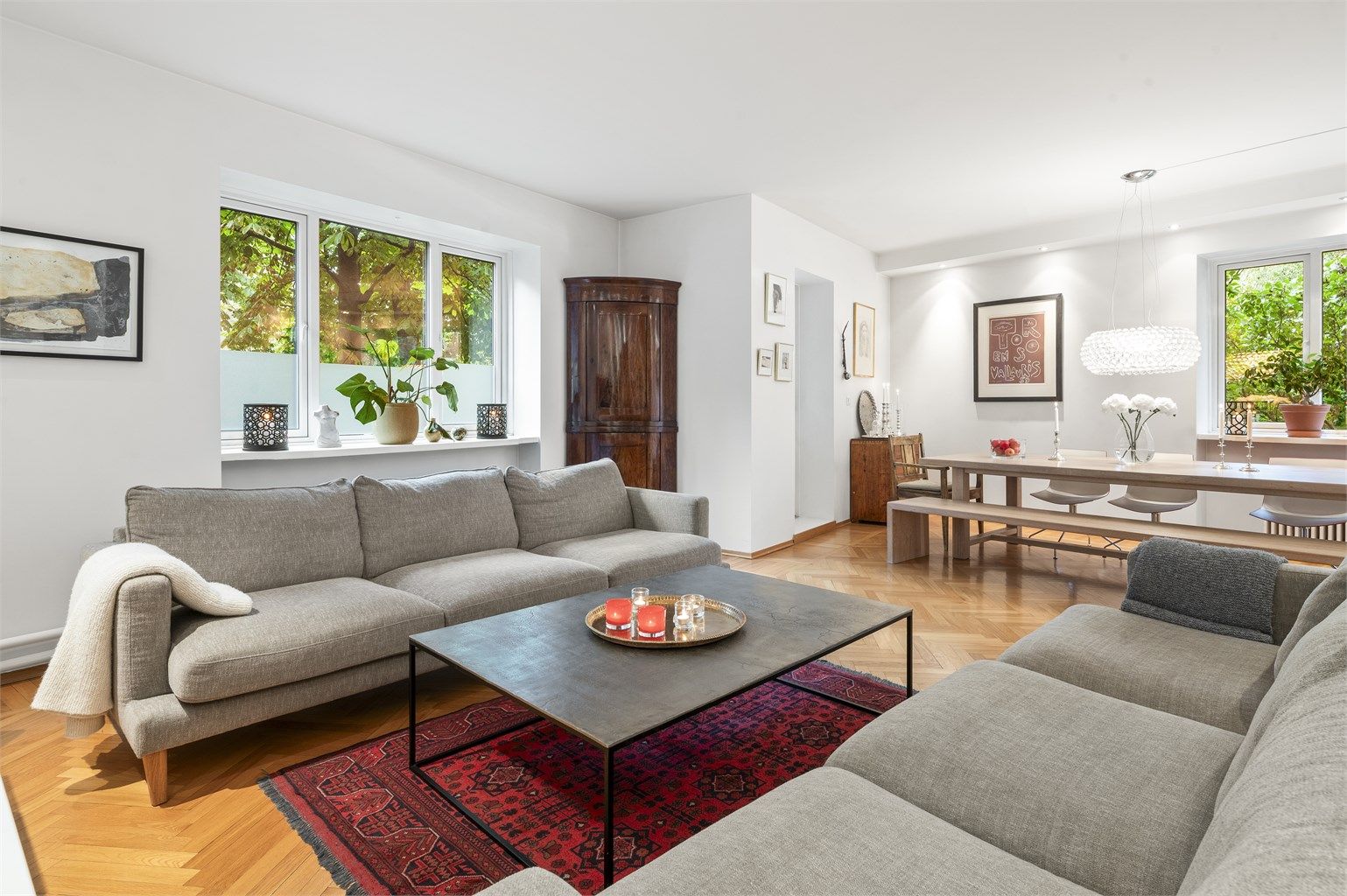 Innvendig i hoveddelen har du en svært romslig hjørnestue 