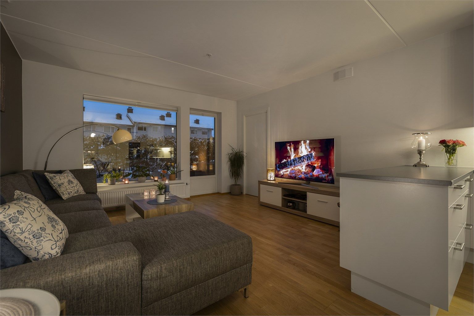 Attraktiv 4-roms selveier fra 2017 med 2 solrike markterrasser, 2 bad og god gjennomgående planløsning. Foto: Marika Mørkestøl / Marikafoto