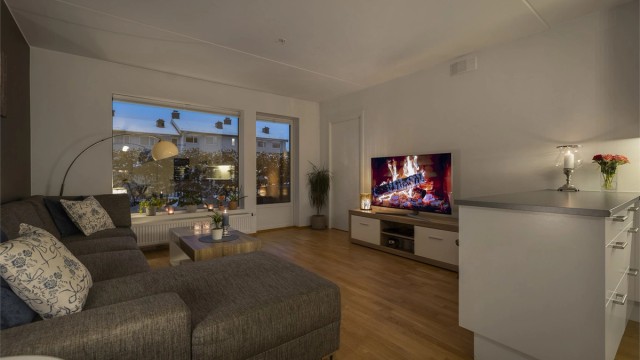 Attraktiv 4-roms selveier fra 2017 med 2 solrike markterrasser, 2 bad og god gjennomgående planløsning. Foto: Marika Mørkestøl / Marikafoto