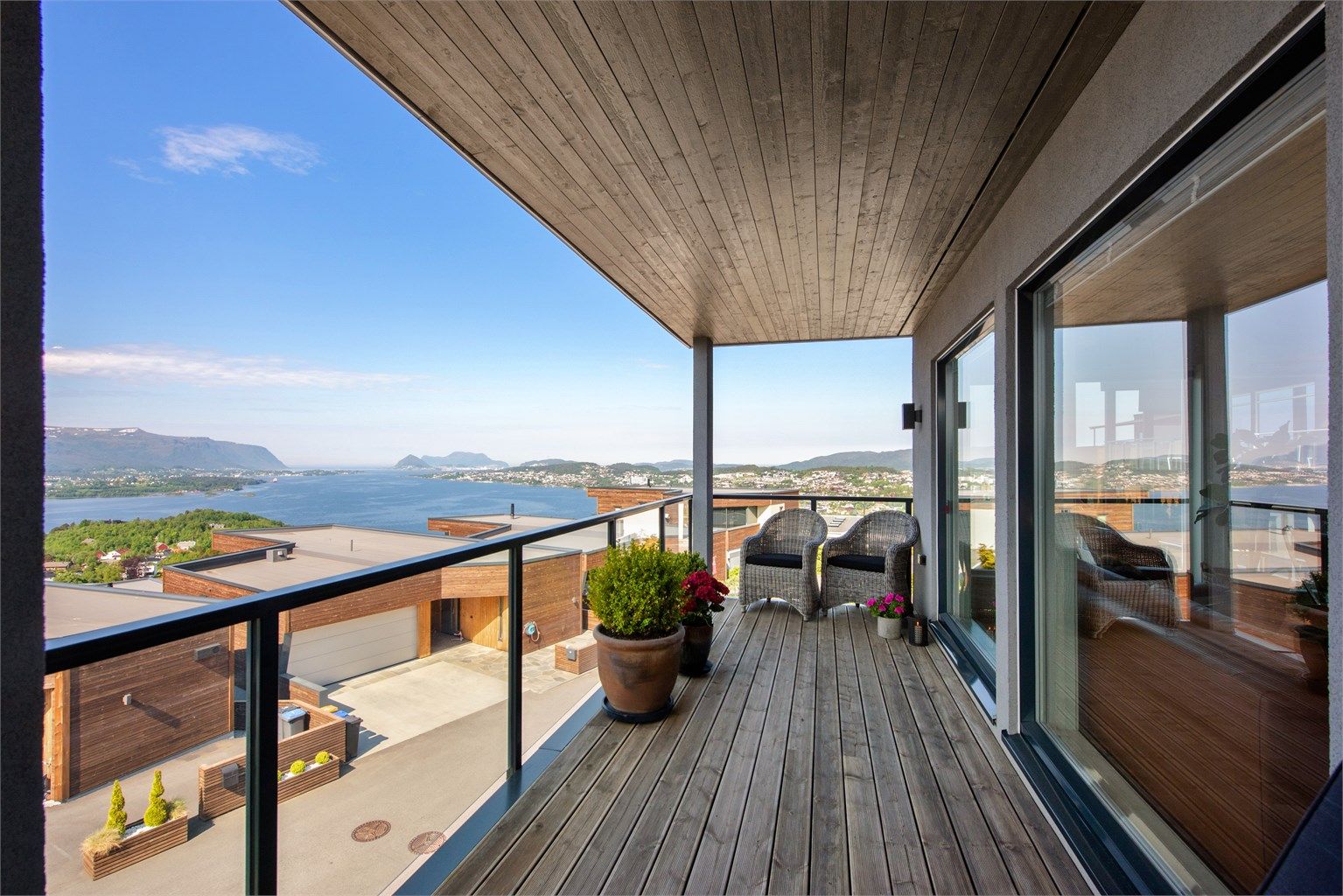 Stor overbygd terrasse på ca. 22 kvm med en fantastisk utsikt mot fjord og fjell