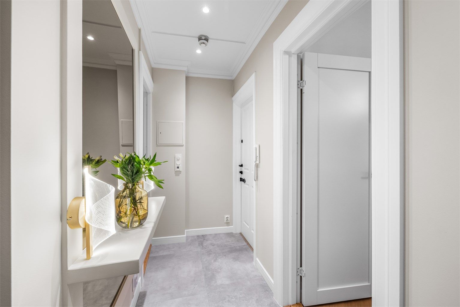 Velkommen inn i en lys og meget innbydende entré med slitesterke fliser på gulvet.