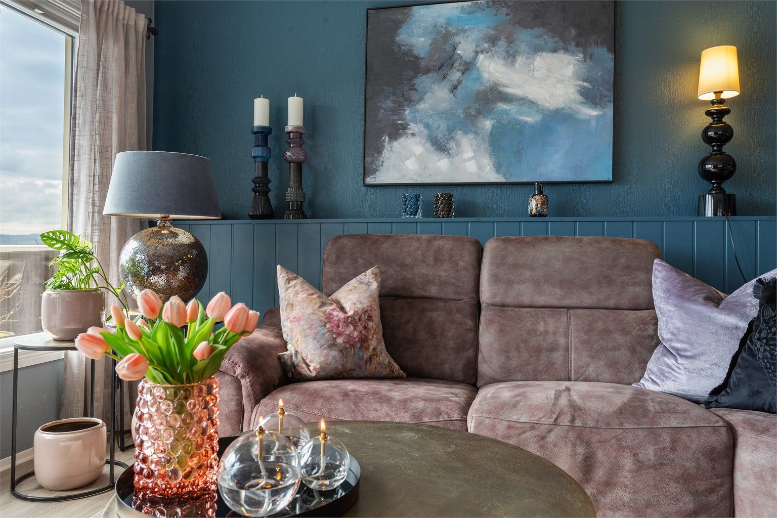 Gjennomgående materialvalg som laminat på gulv og panelbord i himling skaper et helhetlig uttrykk i boligen.