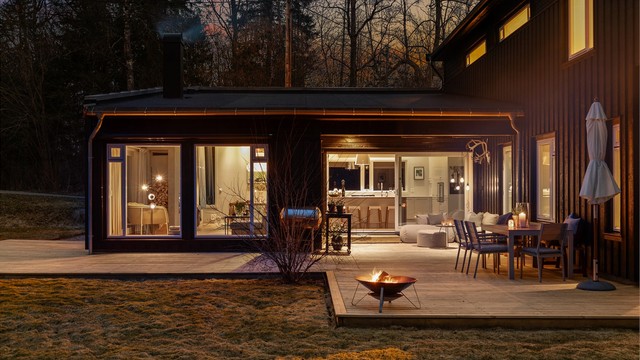 Koselig sitteplass under tak med utgang fra kjøkkenet og fra entreen/gangen.