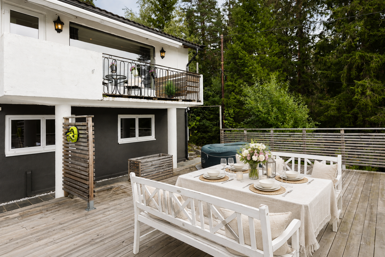 Gode solforhold både på balkong og terrasse. God plass til utemøblement. 