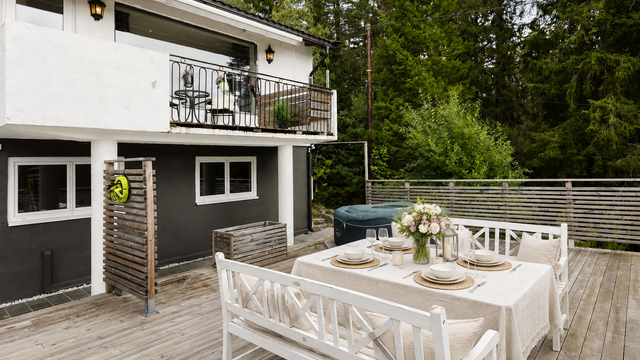 Gode solforhold både på balkong og terrasse. God plass til utemøblement.