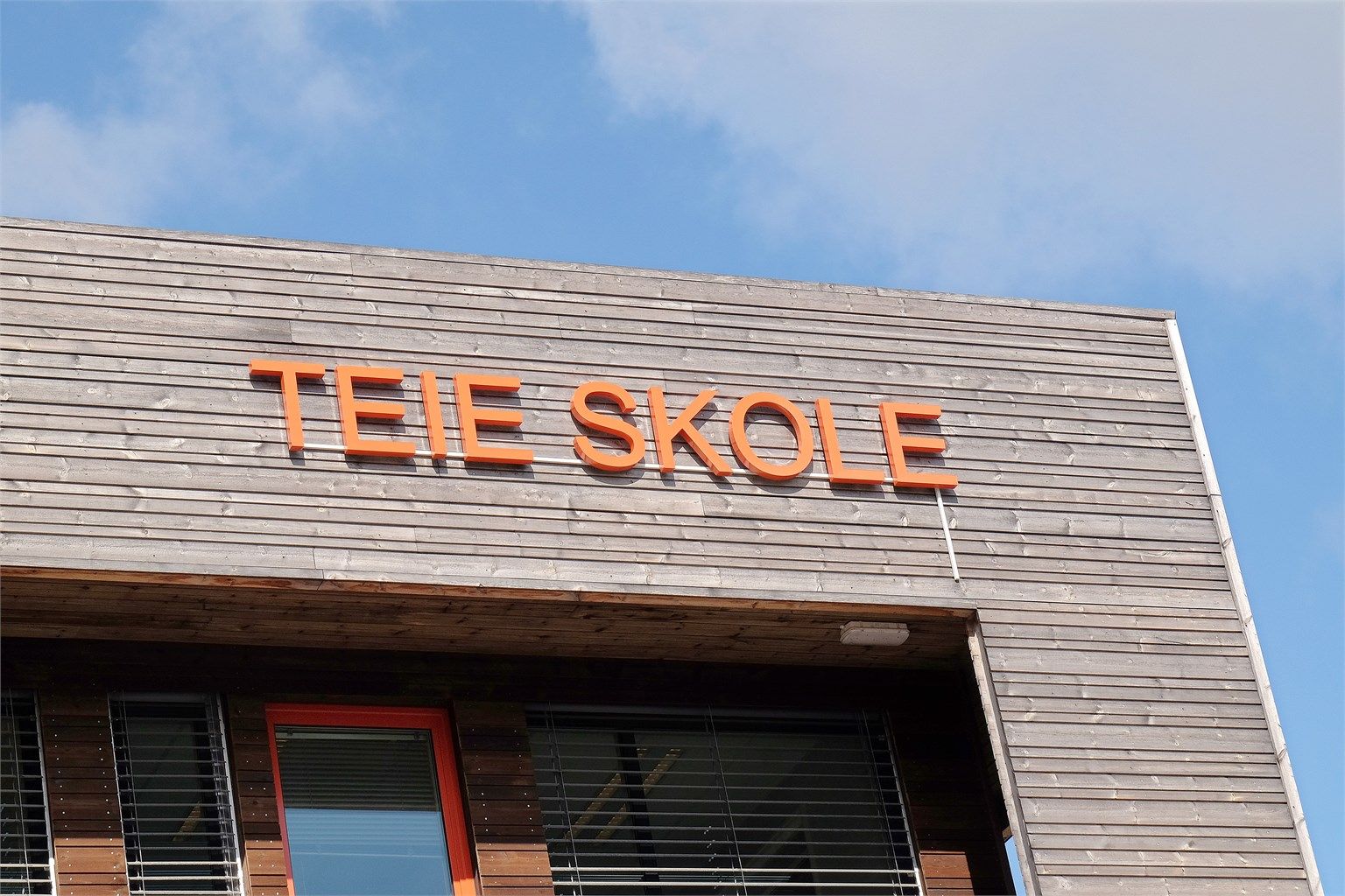 Området har kort vei til flere skoler, blant annet Teie skole (1-7 kl.).