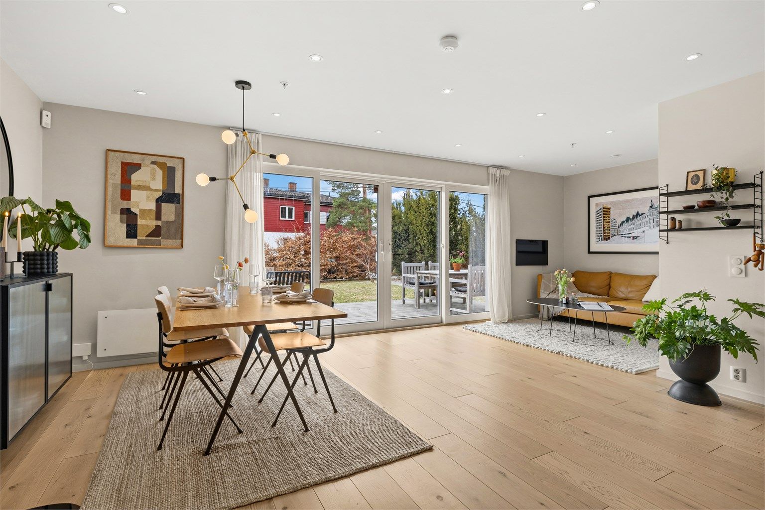 Velkommen til Holtveien 26A, en solrik, tiltalende og innholdsrik tomannsbolig fra 2017 med flott beliggenhet.