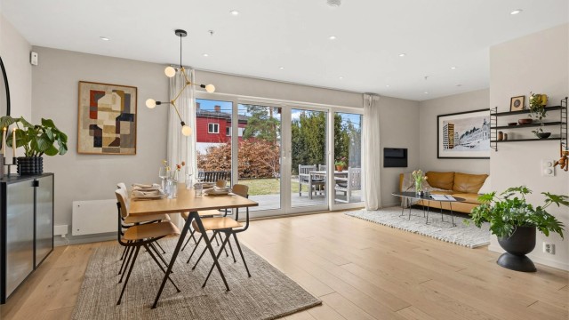 Velkommen til Holtveien 26A, en solrik, tiltalende og innholdsrik tomannsbolig fra 2017 med flott beliggenhet.