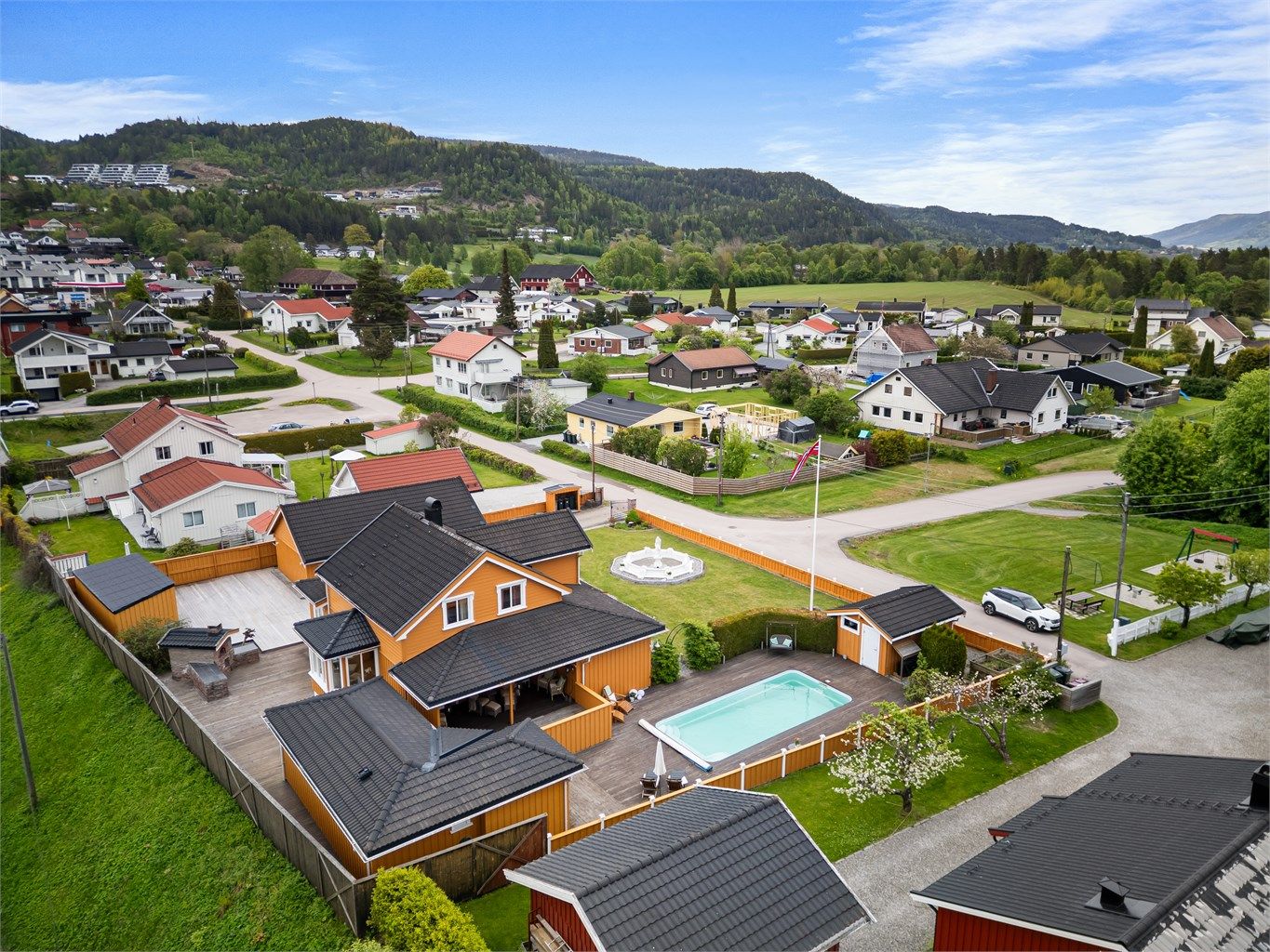 Kort gangavstand til barnehage, matbutikk, padelhall og fotballbane