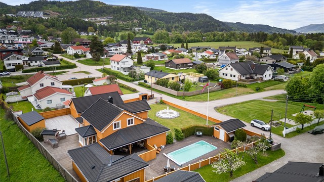 Kort gangavstand til barnehage, matbutikk, padelhall og fotballbane