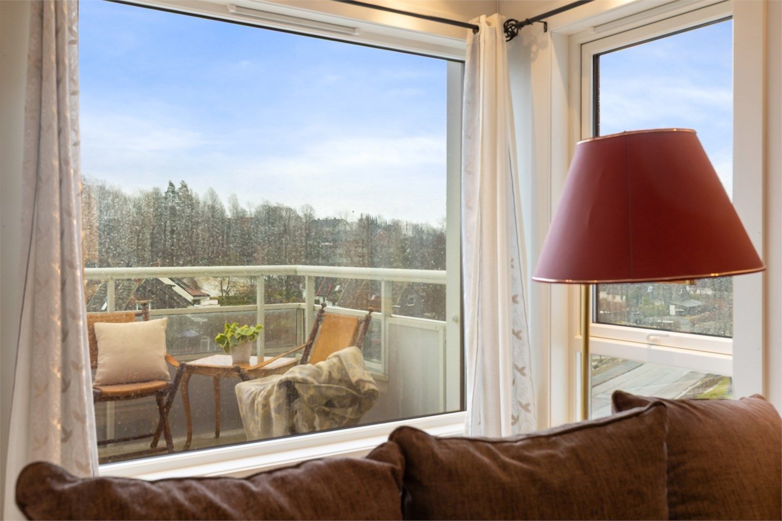 Den direkte utgangen til balkongen utvider stuen på varme dager.