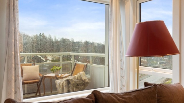 Den direkte utgangen til balkongen utvider stuen på varme dager.