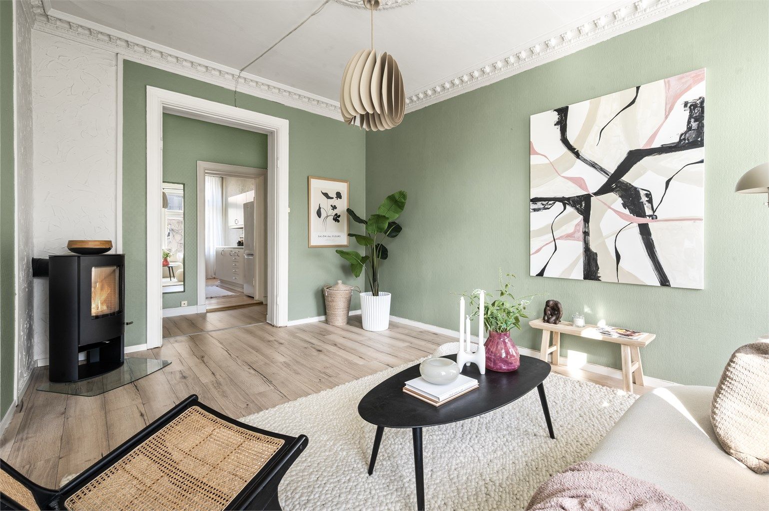 Takhøyden er oppmålt til 2,92 meter, noe som i kombinasjon med de store vindusflatene bidrar til en god og luftig romfølelse. 