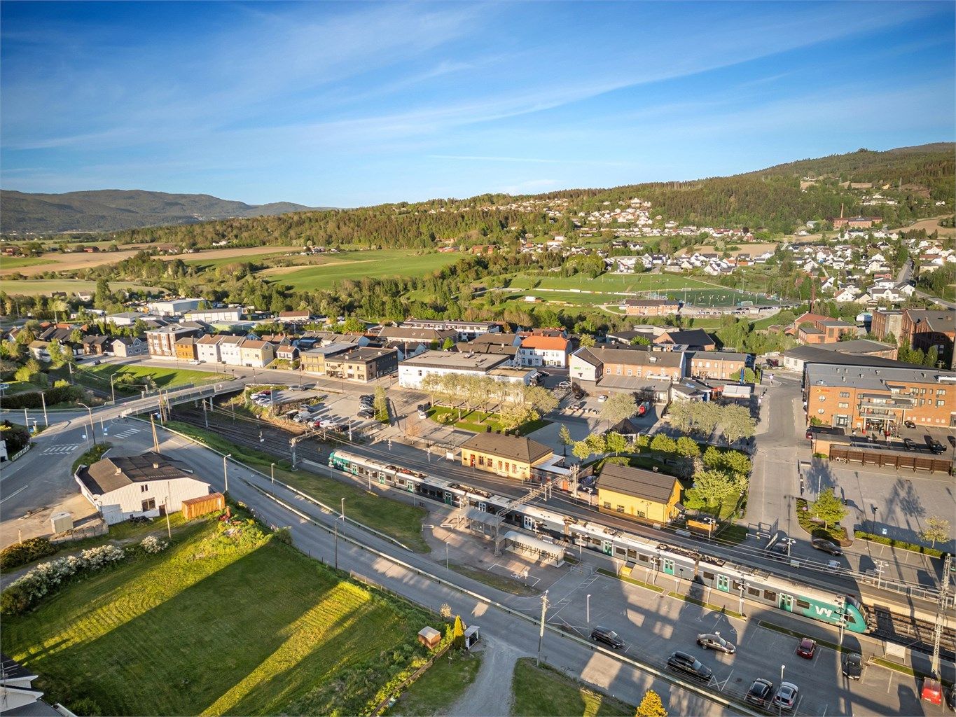 Vestfossen har et bredt utvalg av servicetilbud: matbutikker, post, legesenter, restaurant, cafe m.m. 