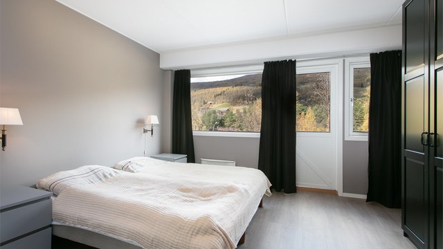 Soverom med god plass til dobbeltseng og direkte utgang til felles balkong.