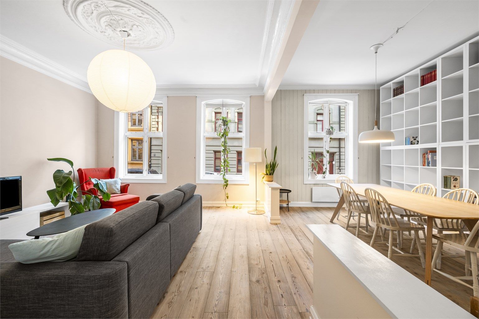 Hele boligen har gjennomgående behagelig fargevalg som gjør dette til et innbydende hjem.