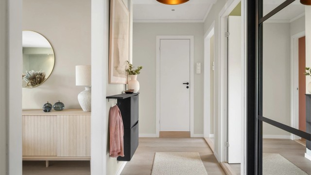 Praktisk inngangsparti med god plass til både oppbevaring og daglig bruk